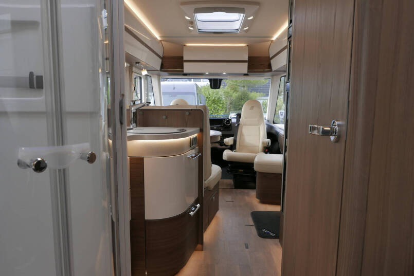 Hymer B ML-I 790 MasterLine | Bovenkastjes | Queensbed | Levelsysteem | Lithium | 51