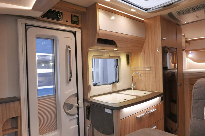 Hymer Exsis-i 588 | Enkele bedden | Airco | Schotel | 29