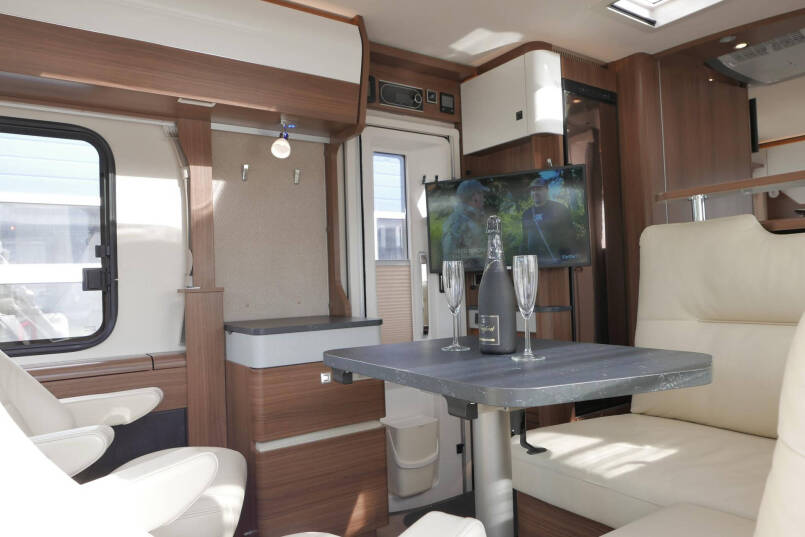 Hymer B MC-I 680 ModernComfort | Bovenkastjes | Levelsysteem | Lithium | Alde 29