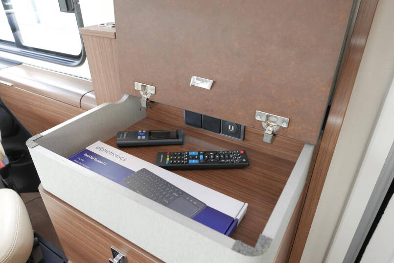 Hymer B MC-I 680 ModernComfort | Bovenkastjes | Levelsysteem | Lithium | Alde 34