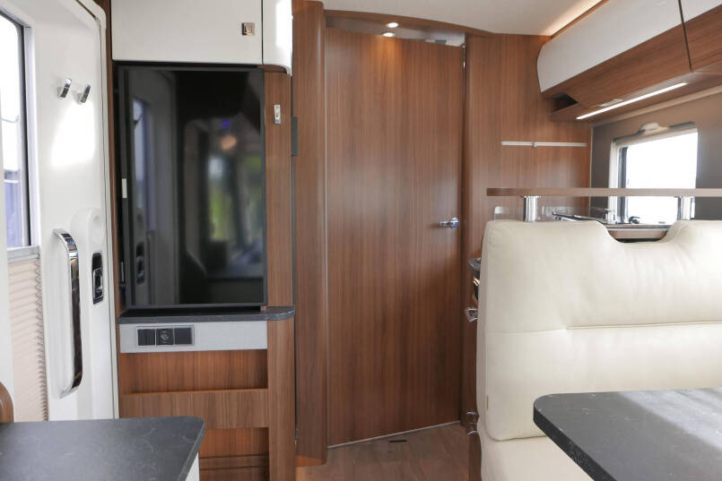 Hymer B MC-I 680 ModernComfort | Bovenkastjes | Levelsysteem | Lithium | Alde 38