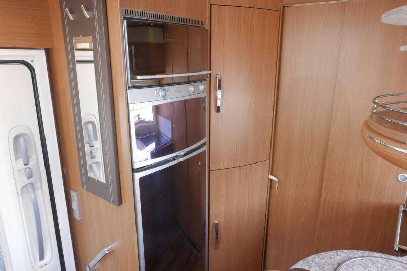 Hymer B 694 SL Elegance zilver | 3.0 158 pk | Grote garage | ruime 4 persoons 34