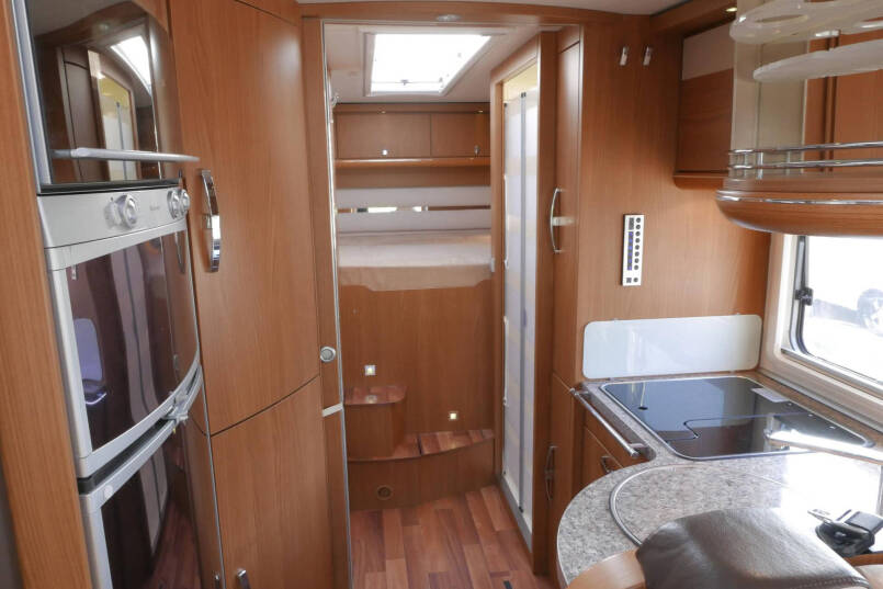 Hymer B 694 SL Elegance zilver | 3.0 158 pk | Grote garage | ruime 4 persoons 42