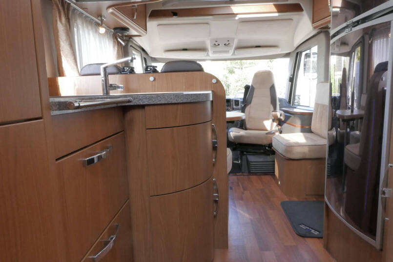 Hymer B 694 SL Elegance zilver | 3.0 158 pk | Grote garage | ruime 4 persoons 53