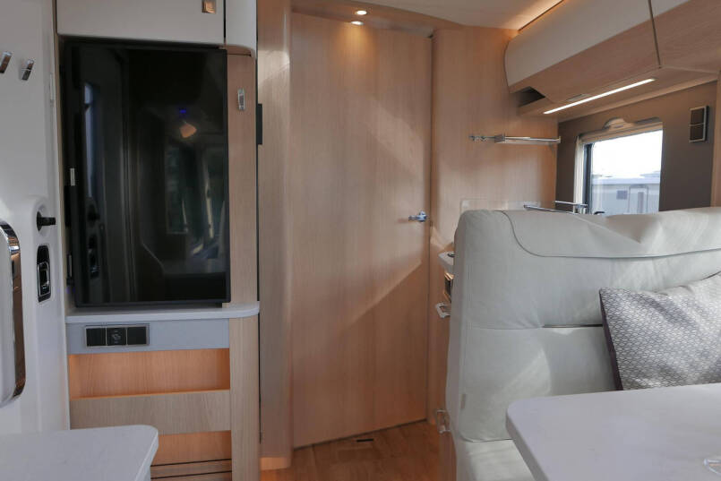 Hymer BMC-I 680 ModernComfort | Bovenkastjes | Levelsysteem | Lithium | Alde 39