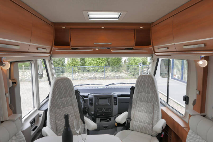 Hymer ML-I 620 | Mercedes | Bovenkastjes | Levelsyteem | Enkele bedden 21