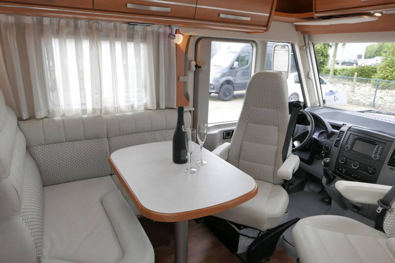 Hymer ML-I 620 | Mercedes | Bovenkastjes | Levelsyteem | Enkele bedden 24