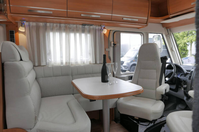 Hymer ML-I 620 | Mercedes | Bovenkastjes | Levelsyteem | Enkele bedden 25