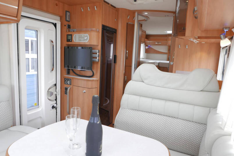 Hymer ML-I 620 | Mercedes | Bovenkastjes | Levelsyteem | Enkele bedden 28