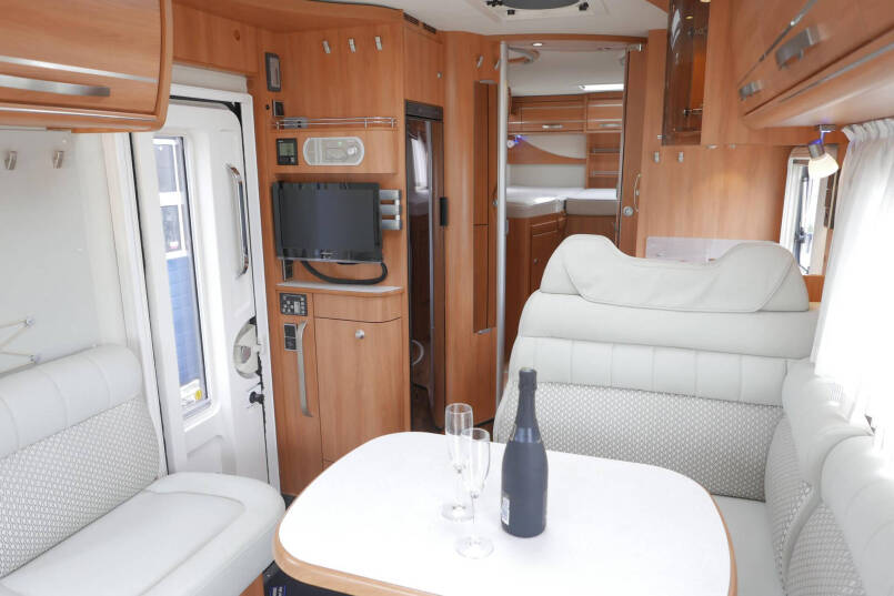 Hymer ML-I 620 | Mercedes | Bovenkastjes | Levelsyteem | Enkele bedden 29