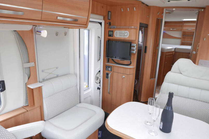 Hymer ML-I 620 | Mercedes | Bovenkastjes | Levelsyteem | Enkele bedden 30