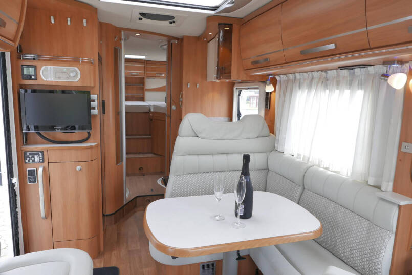 Hymer ML-I 620 | Mercedes | Bovenkastjes | Levelsyteem | Enkele bedden 31