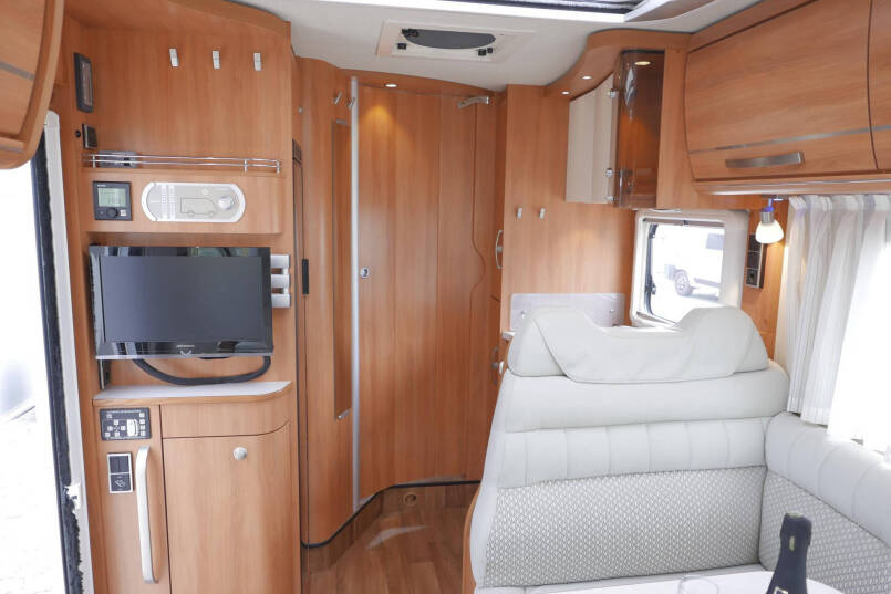 Hymer ML-I 620 | Mercedes | Bovenkastjes | Levelsyteem | Enkele bedden 33