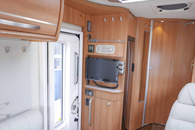 Hymer ML-I 620 | Mercedes | Bovenkastjes | Levelsyteem | Enkele bedden 35