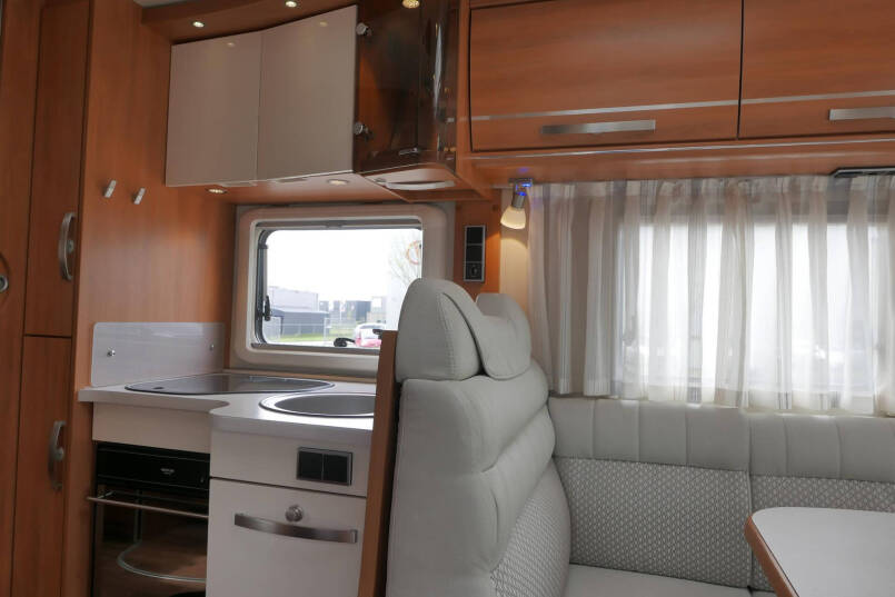 Hymer ML-I 620 | Mercedes | Bovenkastjes | Levelsyteem | Enkele bedden 36