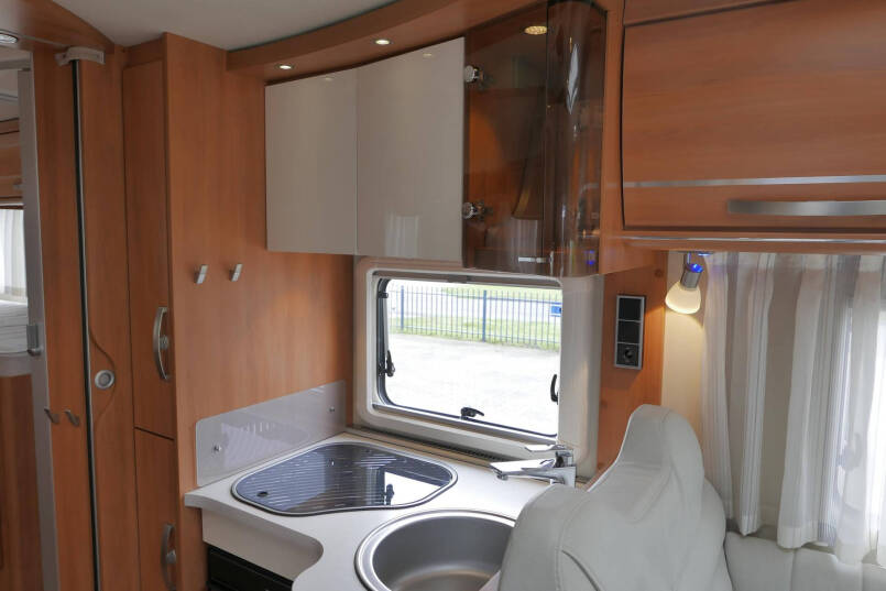 Hymer ML-I 620 | Mercedes | Bovenkastjes | Levelsyteem | Enkele bedden 37