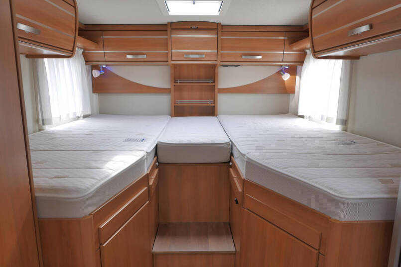 Hymer ML-I 620 | Mercedes | Bovenkastjes | Levelsyteem | Enkele bedden 41