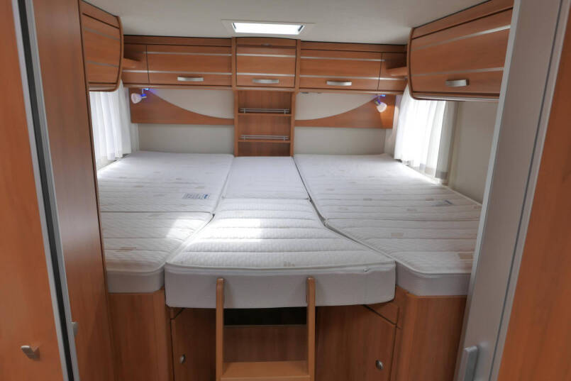 Hymer ML-I 620 | Mercedes | Bovenkastjes | Levelsyteem | Enkele bedden 42