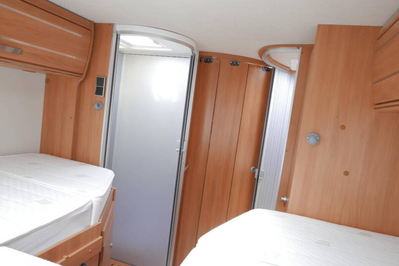 Hymer ML-I 620 | Mercedes | Bovenkastjes | Levelsyteem | Enkele bedden 47