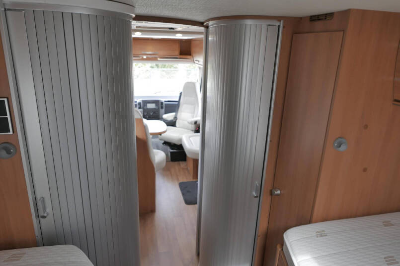 Hymer ML-I 620 | Mercedes | Bovenkastjes | Levelsyteem | Enkele bedden 54