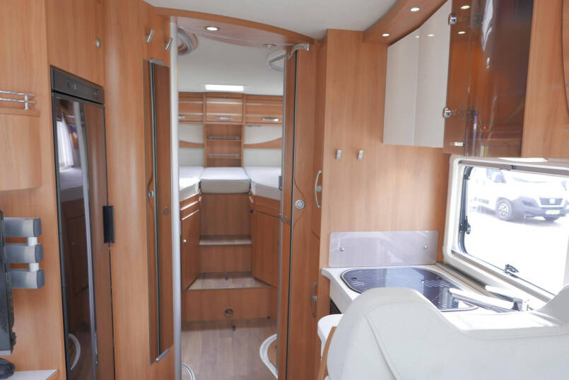 Hymer ML-I 620 | Mercedes | Bovenkastjes | Levelsyteem | Enkele bedden 55