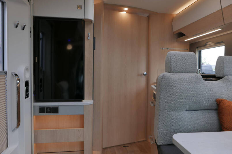 Hymer BMC-T 680 ModernComfort | AL-KO maxi | Enkele bedden | Alde verwarming | Zonnepanelen | 37