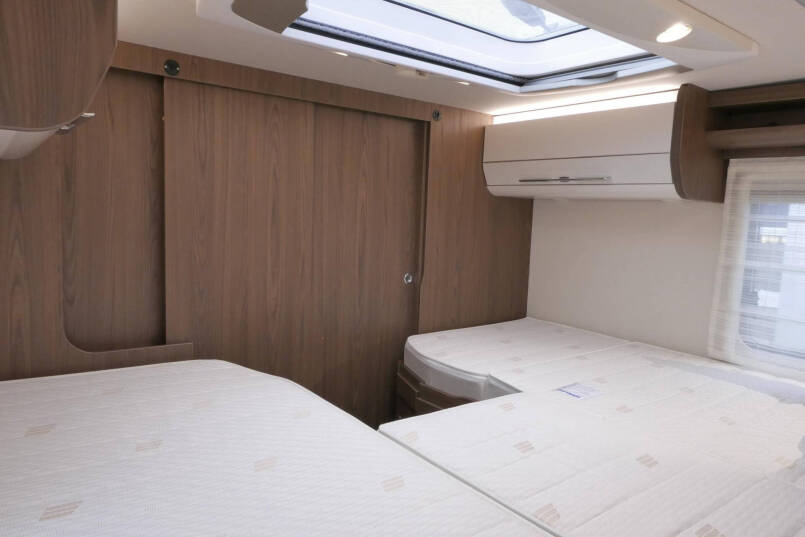 Hymer B-SL 704 SupremeLine 180 pk | Automaat | Levelsysteem| Enkele bedden | Hefbed | 52