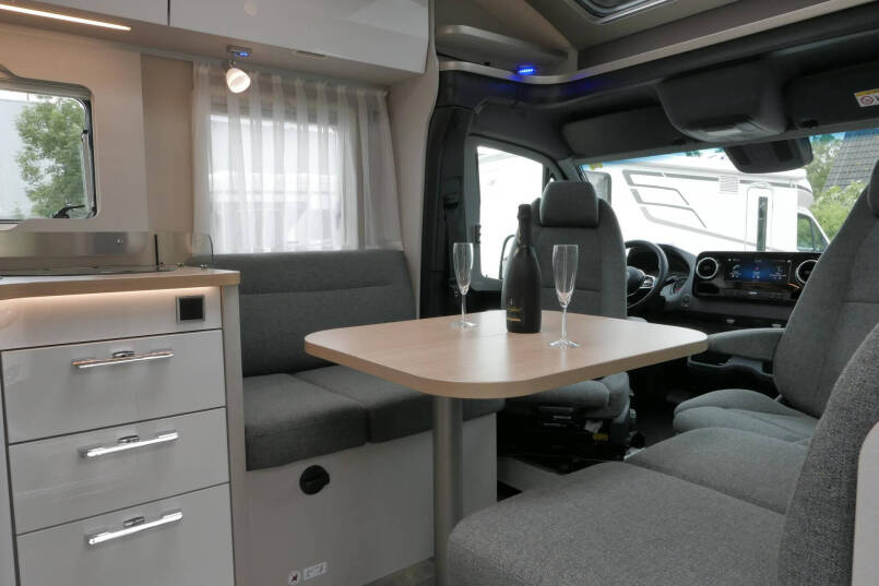 Hymer Tramp S 695 | Mercedes | Automaat | Levelsysteem | Queensbed 24