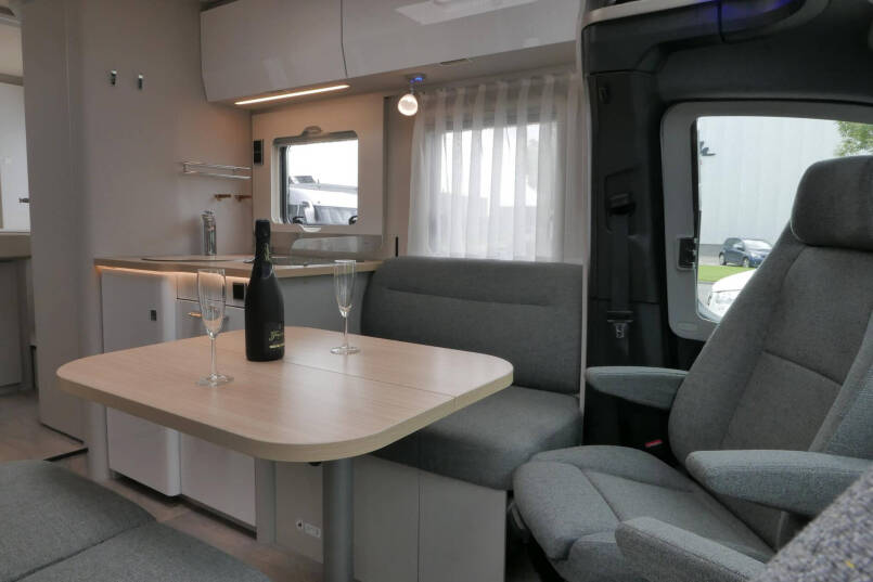 Hymer Tramp S 695 | Mercedes | Automaat | Levelsysteem | Queensbed 25