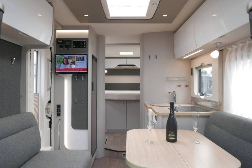 Hymer Tramp S 695 | Mercedes | Automaat | Levelsysteem | Queensbed 28