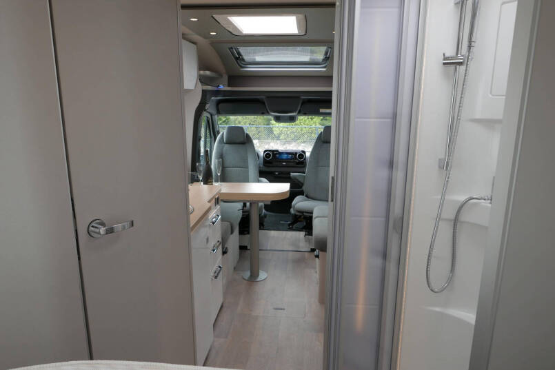 Hymer Tramp S 695 | Mercedes | Automaat | Levelsysteem | Queensbed 50