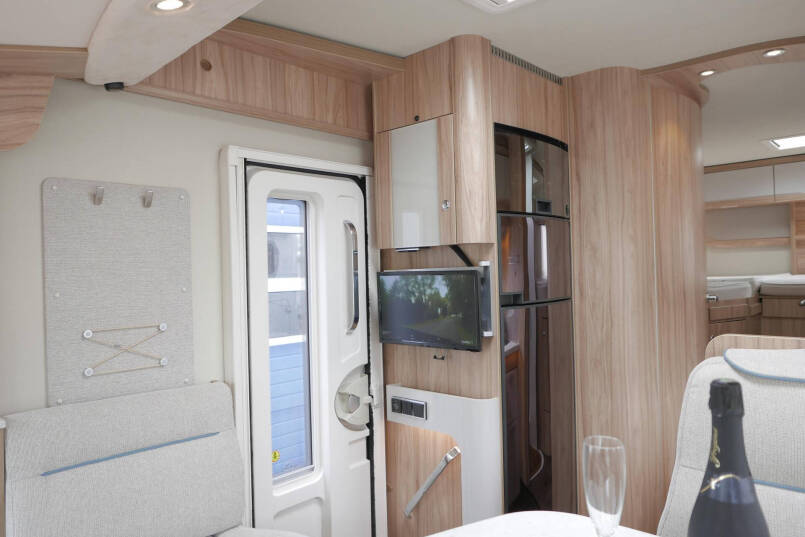 Hymer B 678 CL | 180 PK | Levelsysteem | Maxi chassis | Enkele bedden 31