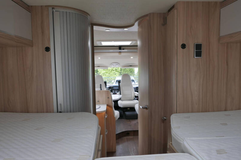 Hymer B 678 CL | 180 PK | Levelsysteem | Maxi chassis | Enkele bedden 53