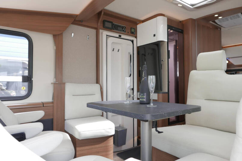 Hymer BMC-I 680 ModernComfort | Levelsysteem | 200 Ah Lithium | 2 Zonnepanelen | Enkele bedden | 29