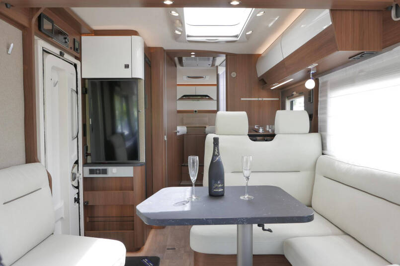 Hymer BMC-I 680 ModernComfort | Levelsysteem | 200 Ah Lithium | 2 Zonnepanelen | Enkele bedden | 31