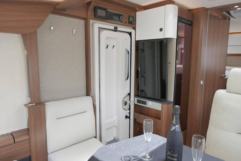 Hymer BMC-I 680 ModernComfort | Levelsysteem | 200 Ah Lithium | 2 Zonnepanelen | Enkele bedden | 33