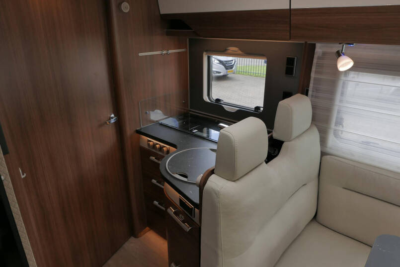 Hymer BMC-I 680 ModernComfort | Levelsysteem | 200 Ah Lithium | 2 Zonnepanelen | Enkele bedden | 37