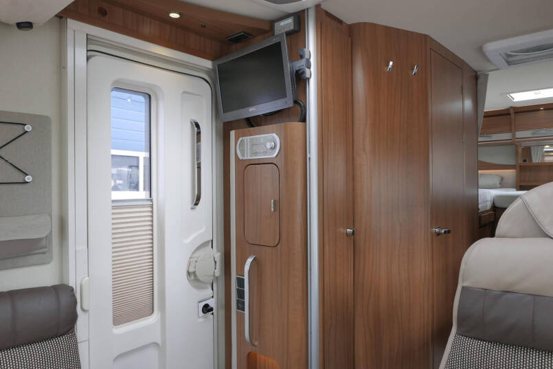 Hymer B 588 PL PremiumLine | 3.0 Automaat | AL-KO 4x luchtvering | Enkele bedden 34