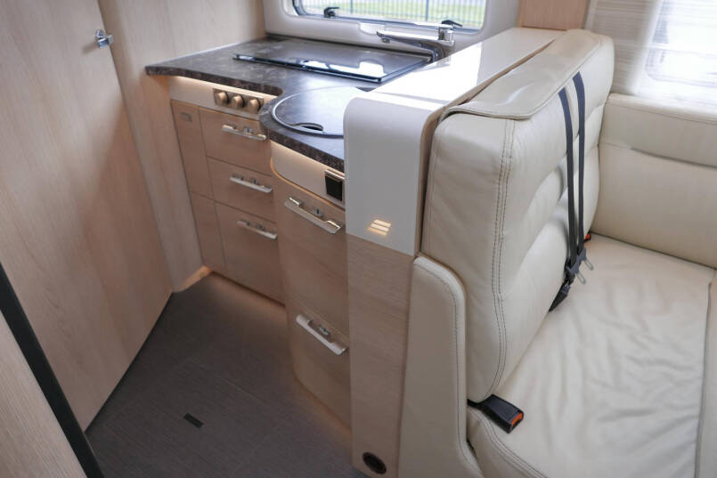 Hymer B-SL 704 Supremline | 180 pk | Automaat | Levelsysteem | Enkele bedden | Hefbed | 39