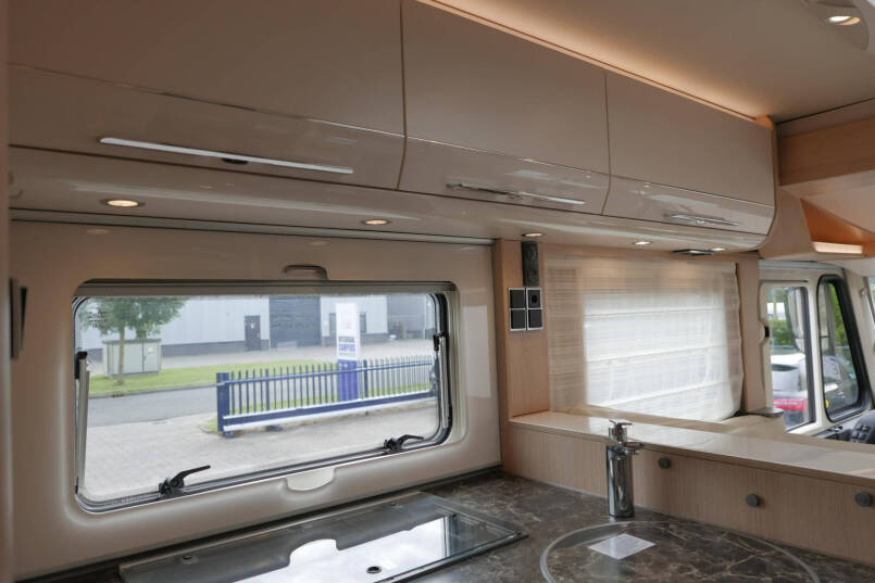 Hymer B-SL 704 Supremline | 180 pk | Automaat | Levelsysteem | Enkele bedden | Hefbed | 43