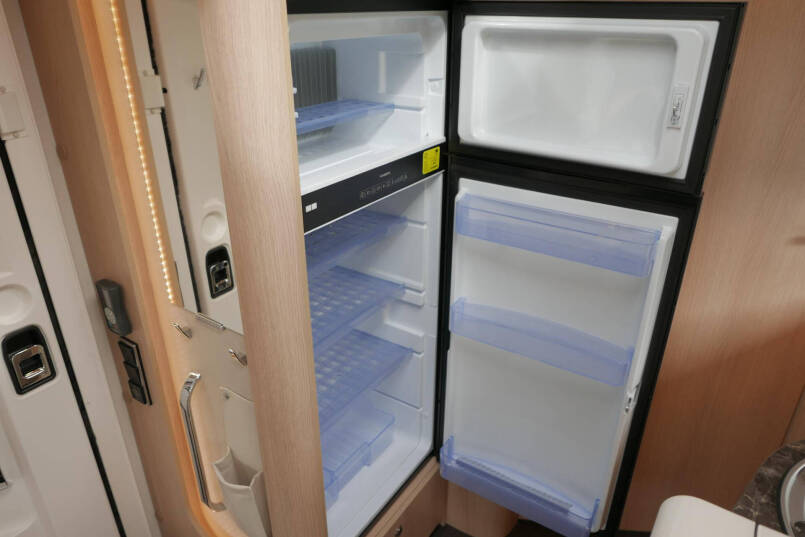 Hymer B-SL 704 Supremline | 180 pk | Automaat | Levelsysteem | Enkele bedden | Hefbed | 44