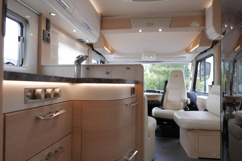 Hymer B-SL 704 Supremline | 180 pk | Automaat | Levelsysteem | Enkele bedden | Hefbed | 60