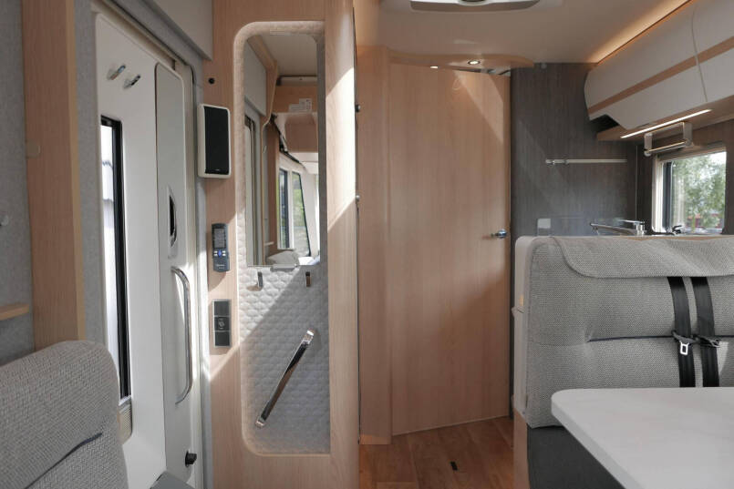 Hymer BML-I 790 MasterLine | Queensbed | Airco | Lithium | Hefbed | 37