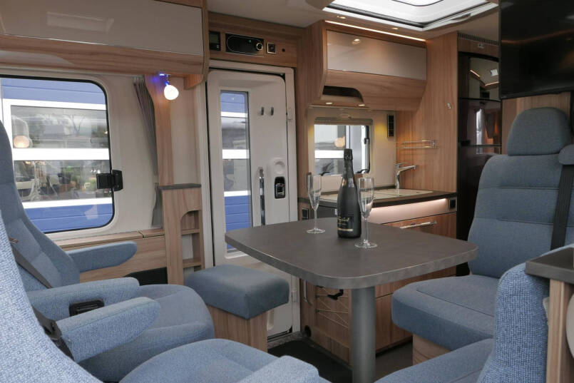 Hymer Exsis-I 588 Crystal Zilver Hymer  Exsis-I 588 Crystal Zilver | Automaat | Bovenkastjes | Vol Optie 28