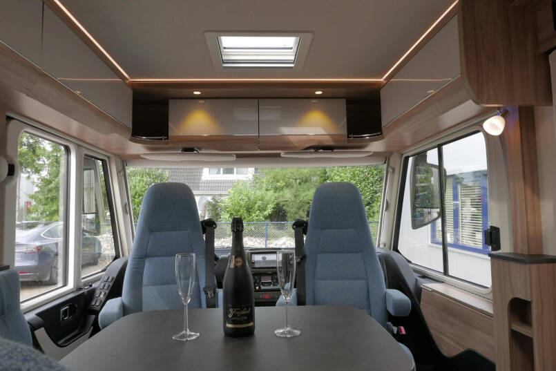 Hymer Exsis-I 588 Crystal Zilver Hymer  Exsis-I 588 Crystal Zilver | Automaat | Bovenkastjes | Vol Optie 31