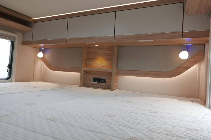 Hymer Exsis-I 588 Crystal Zilver Hymer  Exsis-I 588 Crystal Zilver | Automaat | Bovenkastjes | Vol Optie 40