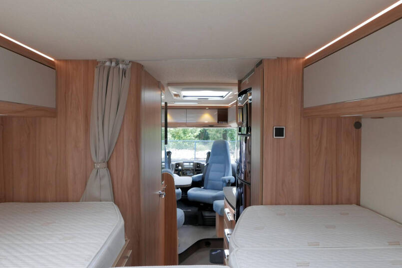 Hymer Exsis-I 588 Crystal Zilver Hymer  Exsis-I 588 Crystal Zilver | Automaat | Bovenkastjes | Vol Optie 43