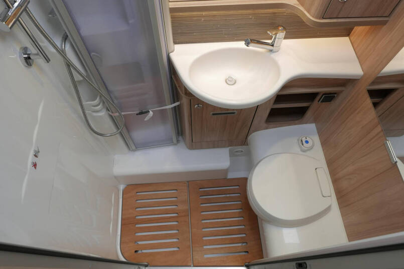 Hymer Exsis-I 588 Crystal Zilver Hymer  Exsis-I 588 Crystal Zilver | Automaat | Bovenkastjes | Vol Optie 45