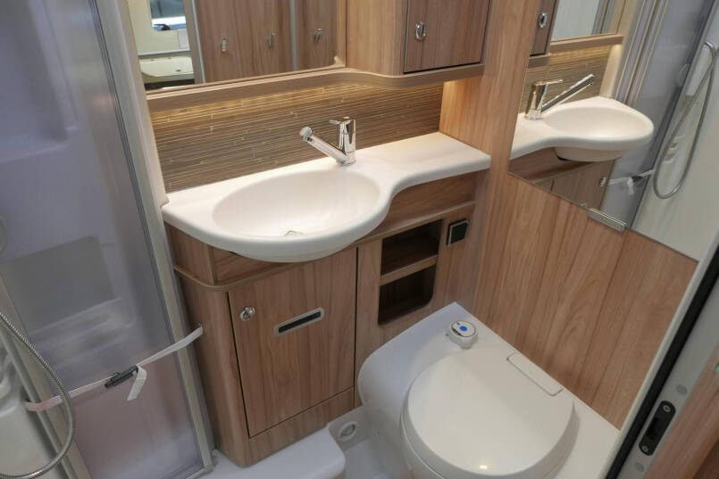 Hymer Exsis-I 588 Crystal Zilver Hymer  Exsis-I 588 Crystal Zilver | Automaat | Bovenkastjes | Vol Optie 46