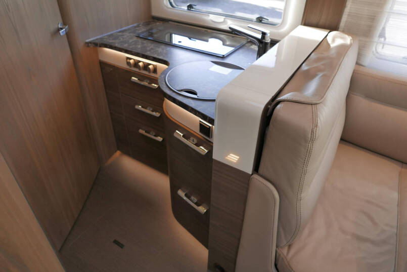 Hymer B-SL 704 SupremeLine | 180 pk | Automaat | Levelsysteem | Enkele bedden | Hefbed | 38